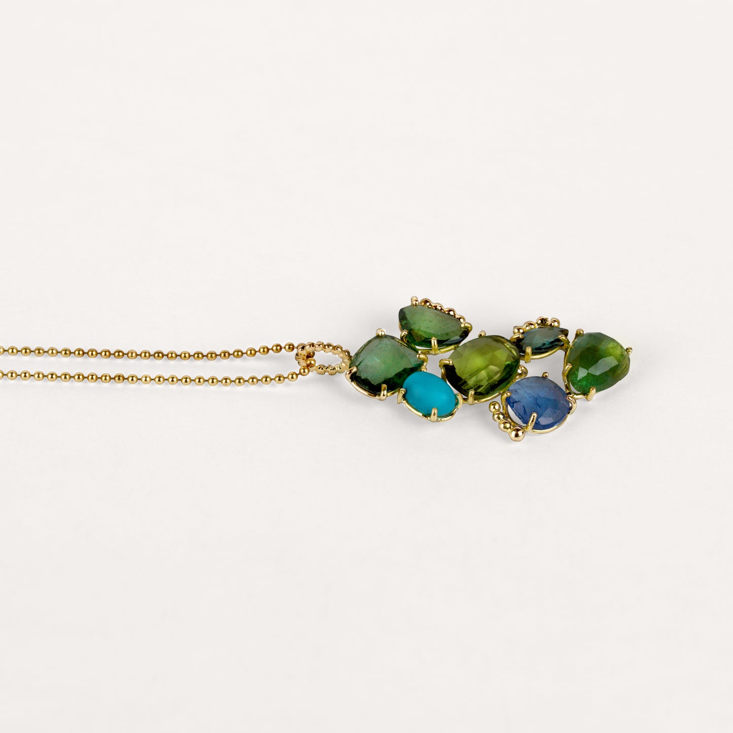 Pendentif Madame est la plus belle saphir, tourmalines polki vertes, turquoise et or jaune recyclé 18k 750/1000