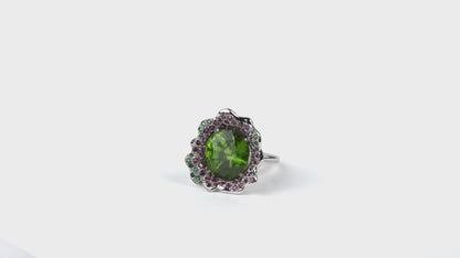 Bague éclosion Cabinet de curiosité  péridot couleur vert pomme, saphirs violets, grenats tsavorite et or blanc recyclé 18k 750/1000