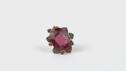 Bague ludmilla Cabinet de curiosité  rubellite magistrale rose poudrée, saphirs oranges, violets, fuchsias et or jaune recyclé 18k 750/1000