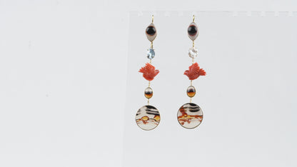 Boucles d'oreilles oiseaux éruption légère Cabinet de curiosité oiseaux en corail, perles plates, agate paysage et or jaune recyclé 18k 750/1000