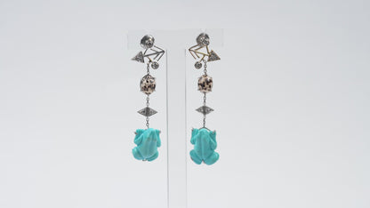 Boucles d'oreilles grenouille Cabinet de curiosité  turquoise bleue, agate mouchetée, diamants et or blanc recyclé 18k 750/1000