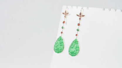 Boucles d'oreilles gouttes en jade gravé Cabinet de curiosité  turquoise verte, corail, saphirs roses et or jaune recyclé 18k 750/1000